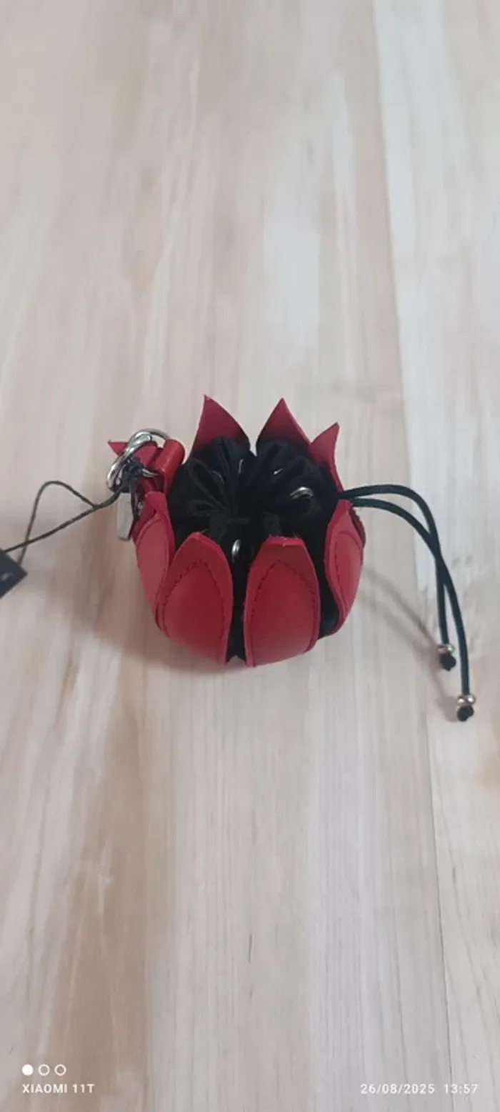 Porte-clés Ma Petite Tulipe

Bylin cui rouge noir neuf - photo numéro 5