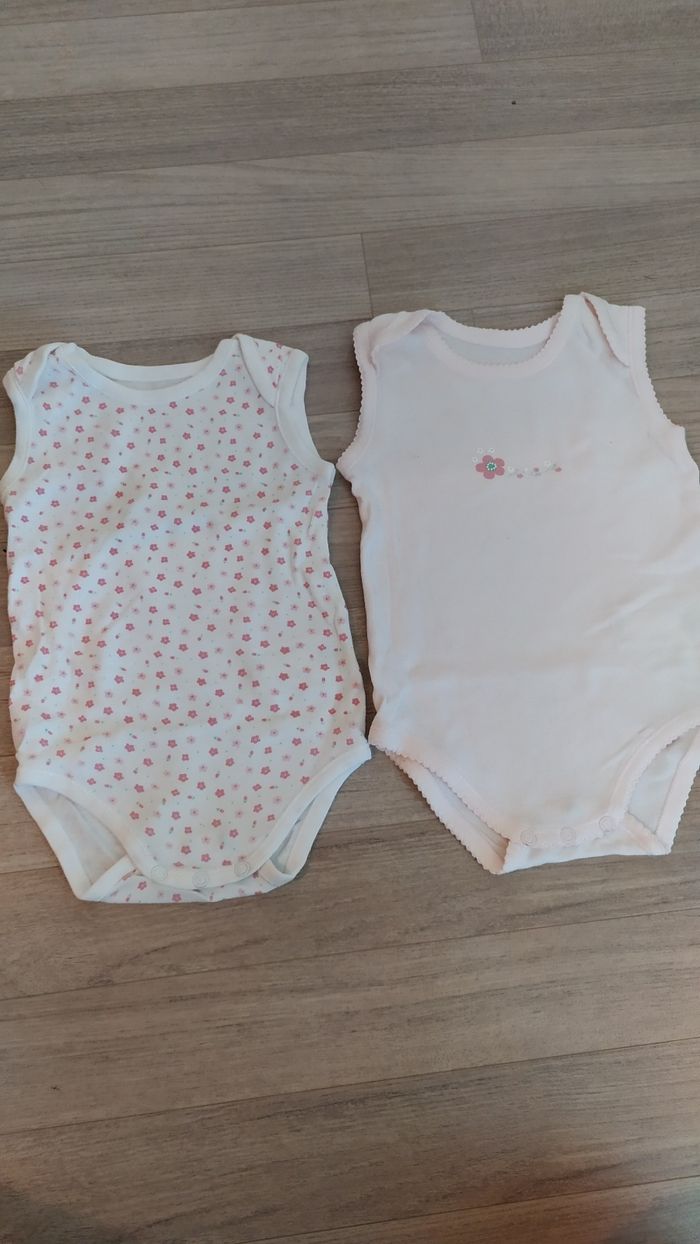 2 bodies sans manches