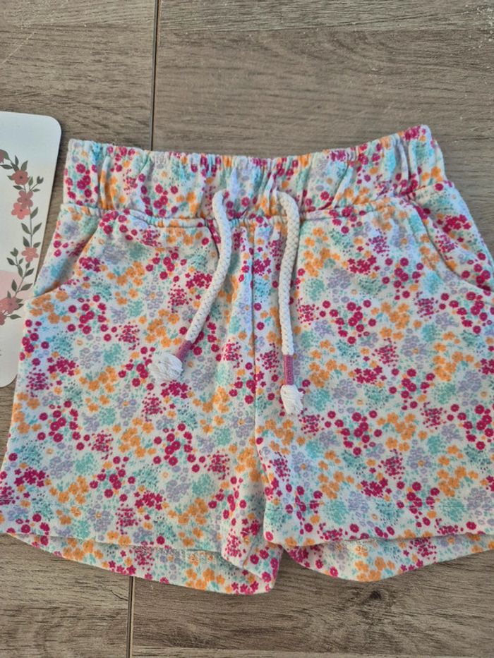Short fleuris 9 mois - photo numéro 2