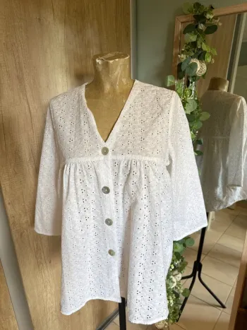 Très jolie blouse en broderie anglaise manches 3/4