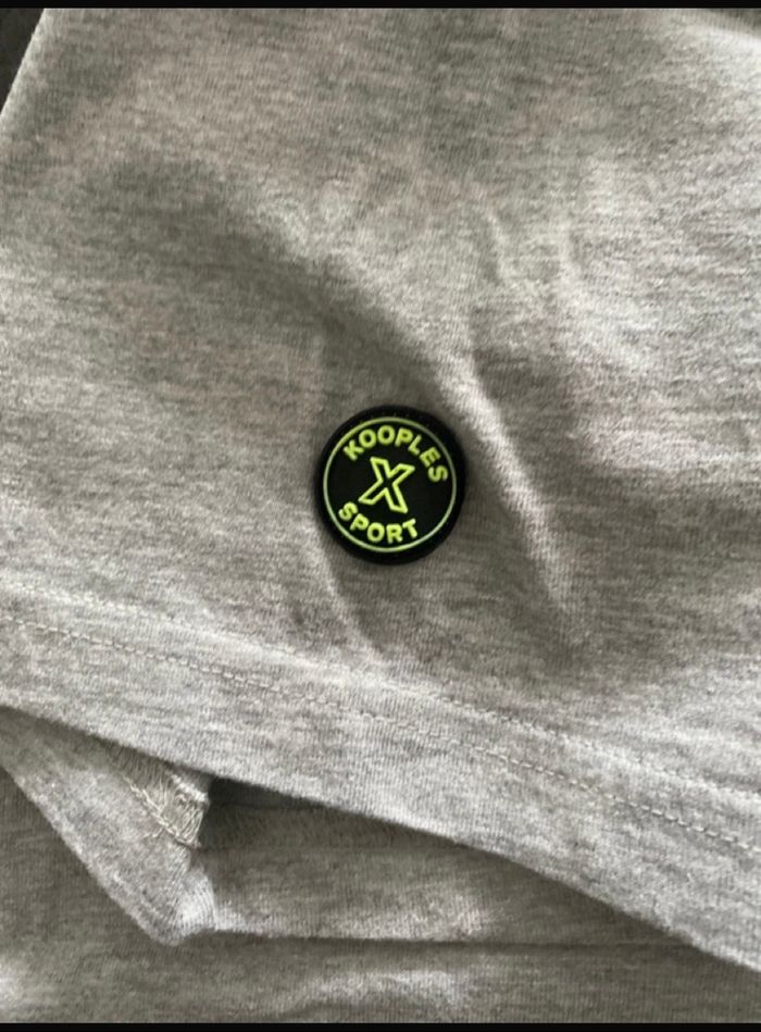 TEE SHIRT THE KOOPLES TAILLE M COMME NEIF GRIS LOGO FLUO - photo numéro 3