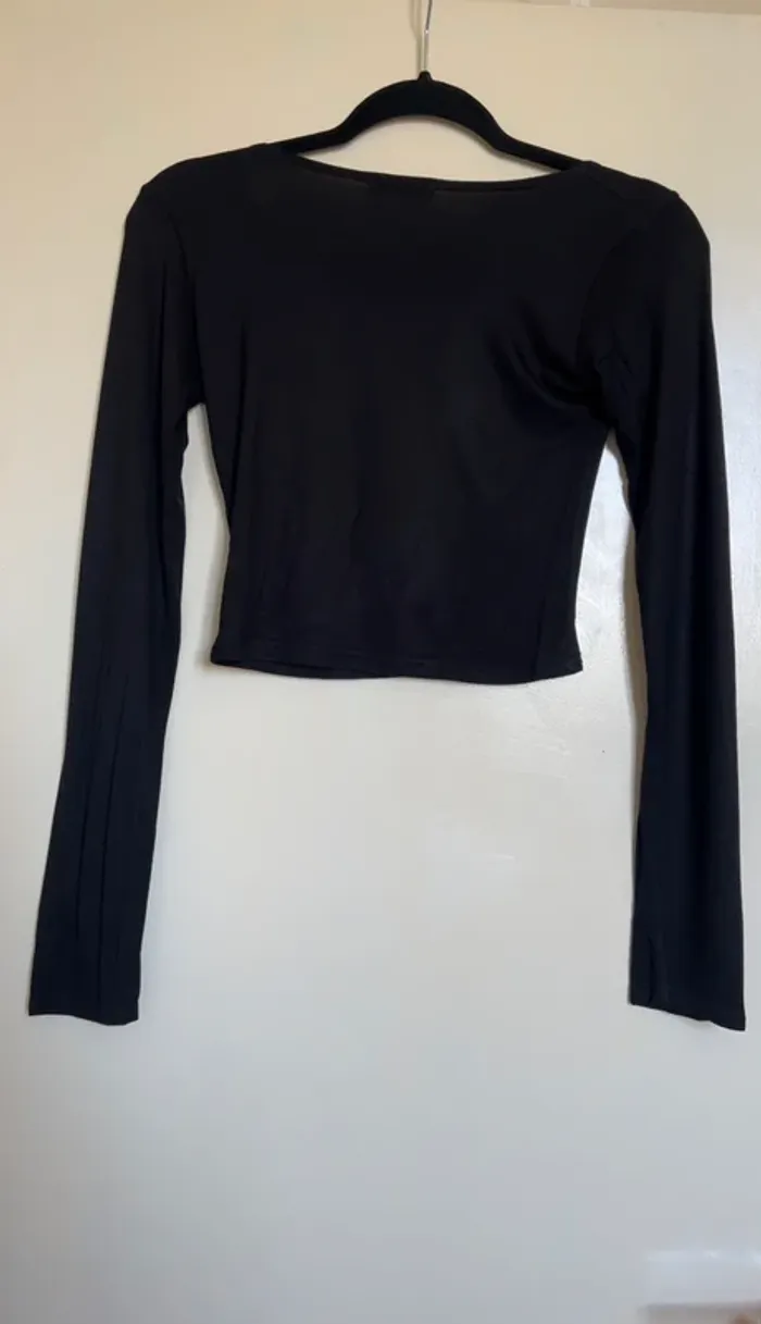 Crop top noir Taille S 🖤 - photo numéro 3