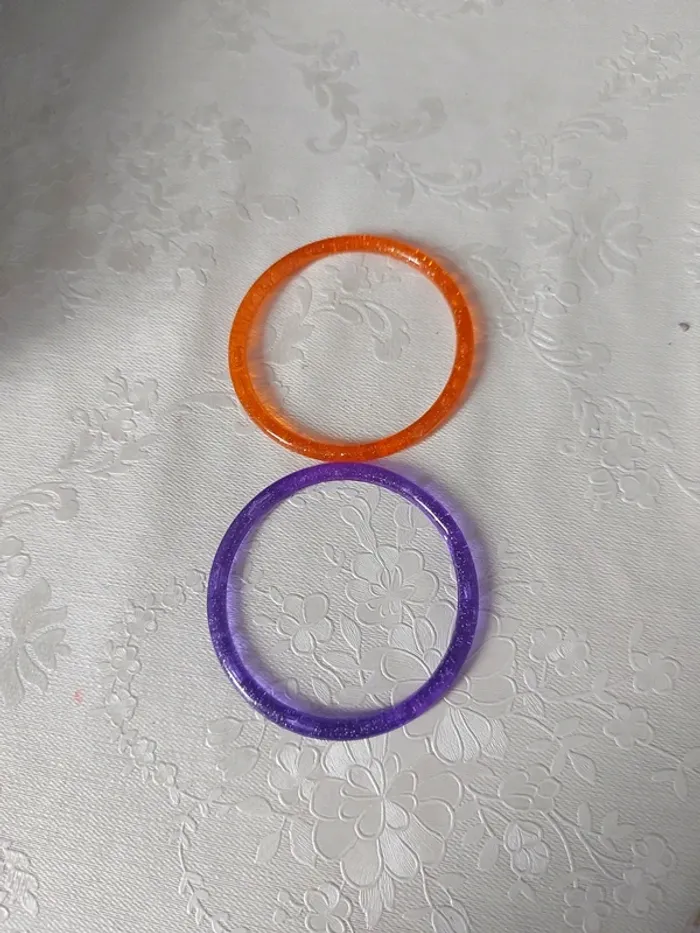 Lot 2 bracelets en plastiques