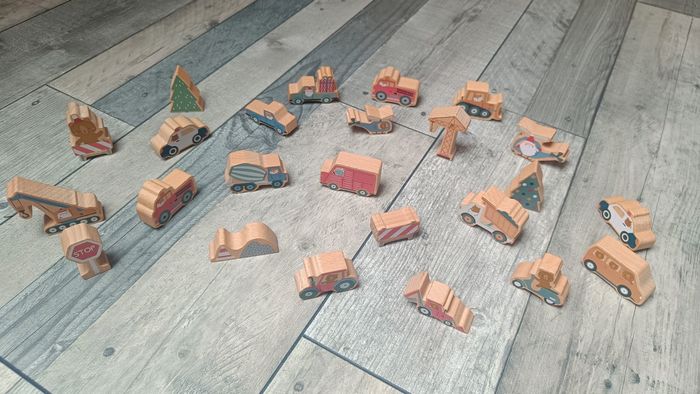 24 jouets en bois thème  "véhicules &  Noël " - photo numéro 2