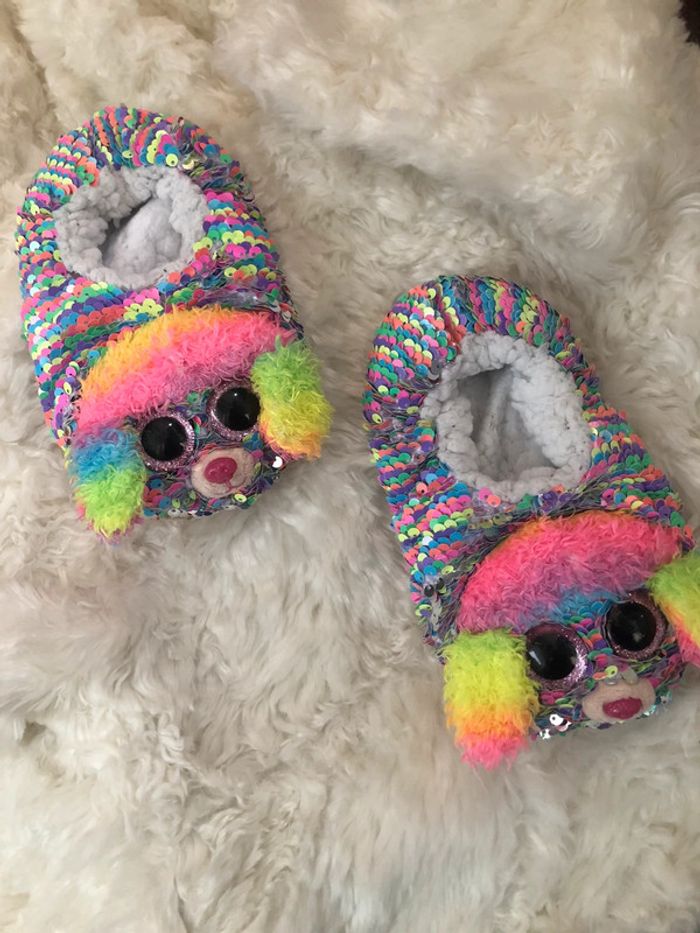 Très jolie pantoufle fille (taille 33)