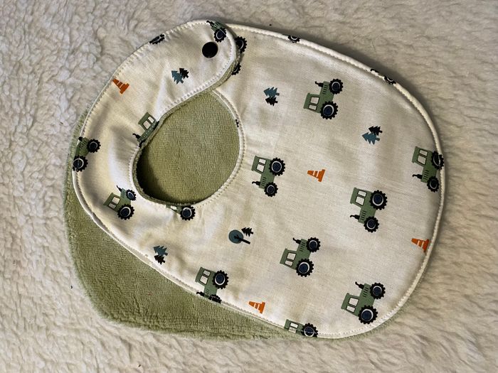 Bavoir amande tracteur