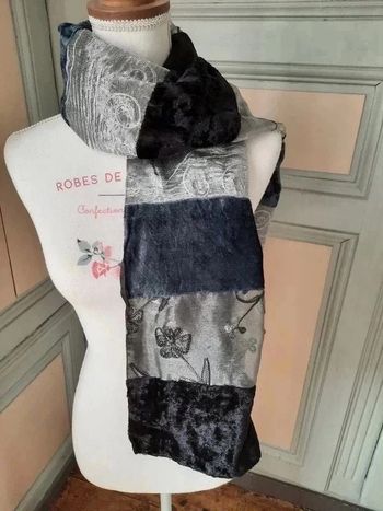 Jolie étole velours et tissu brodé en excellent état .