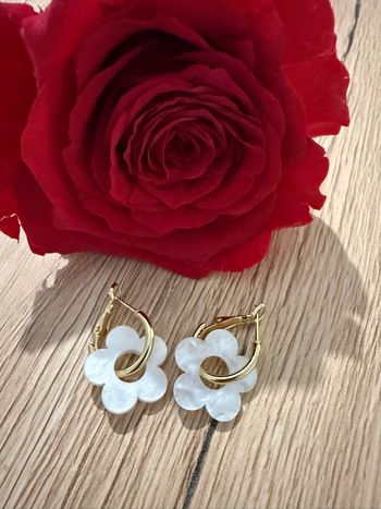 Boucles d’oreilles dorées avec fleurs blanches nacrées tendances (diamètre :1,6cm) 