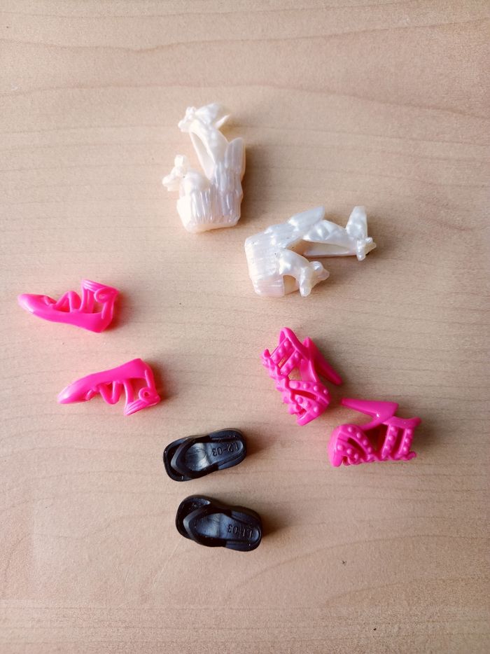 Lot de 4 paires de chaussures plates & talons pour poupée Barbie - photo numéro 4