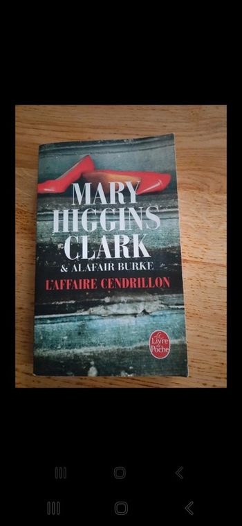 Livre de poche.  L affaire cendrion. Mary higgins Clark