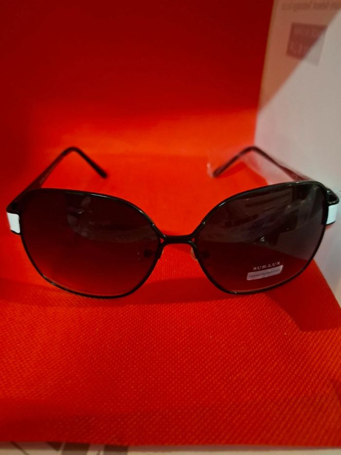 Lunettes de soleil Sur-Lux neuves avec étiquettes protection 400CE. noires et blanche
