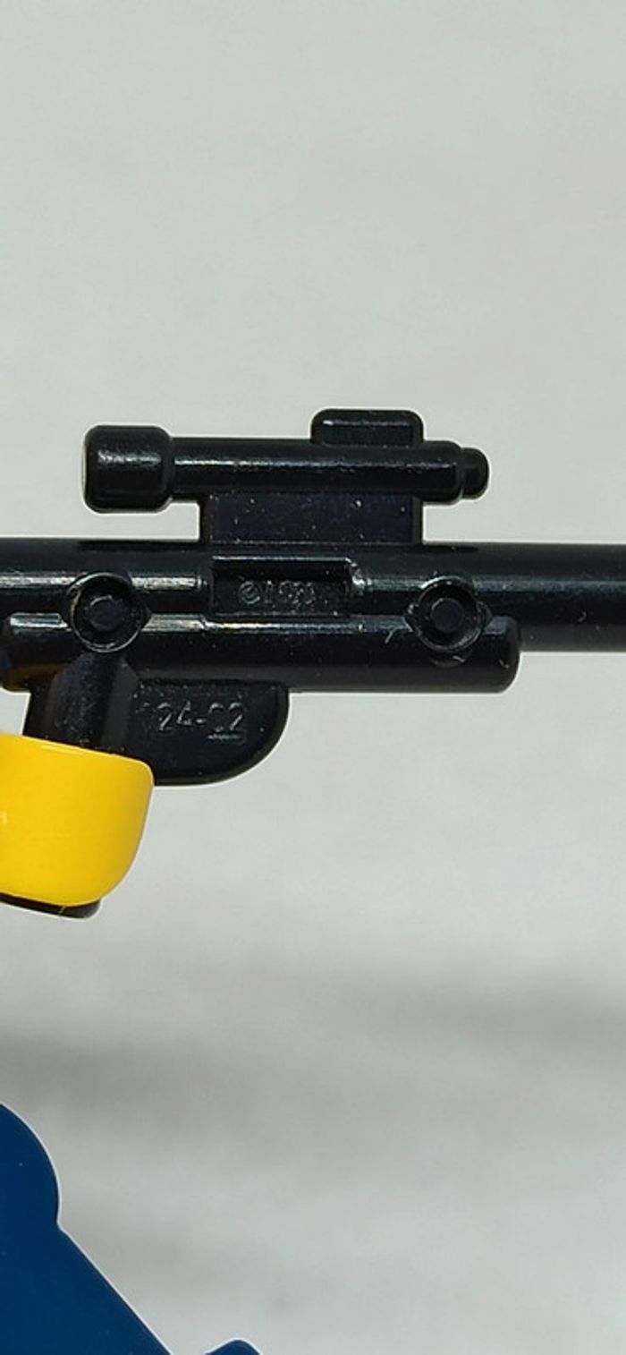 Femme policière avec arme noire lego - photo numéro 5