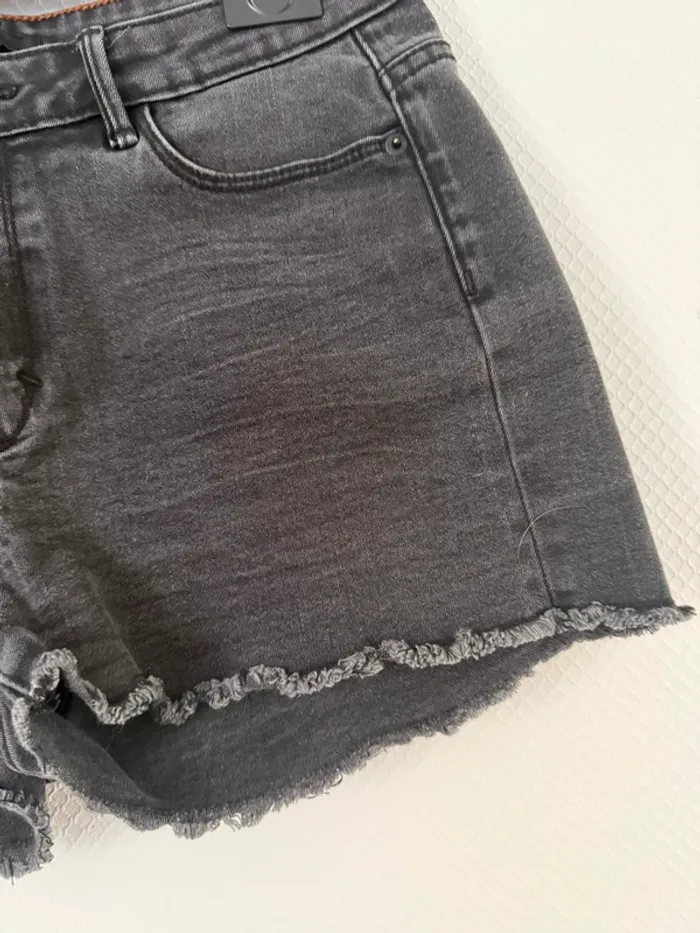 Short en jean noir taille 38 bizzbee en très bon état - photo numéro 2