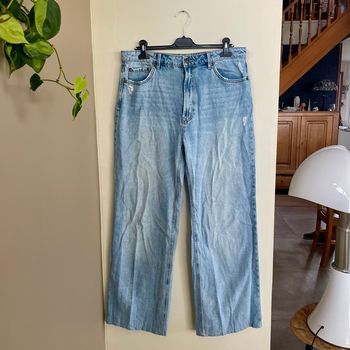 Jean droit bleu clair effet usé Stradivarius taille 42 (L), 100% coton, made in Cambodia V071