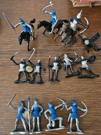 Lot de chevaliers et chevaux