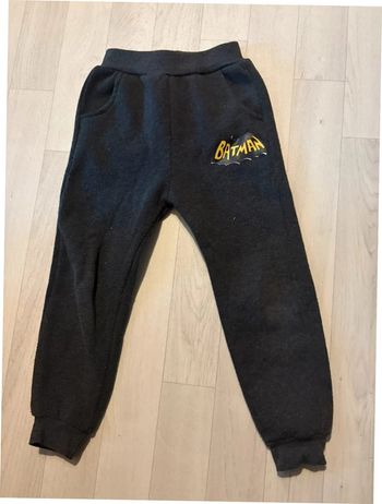 Jogging gris étiqueté 8 ans mais taille petit plutôt 6 ans bouloché