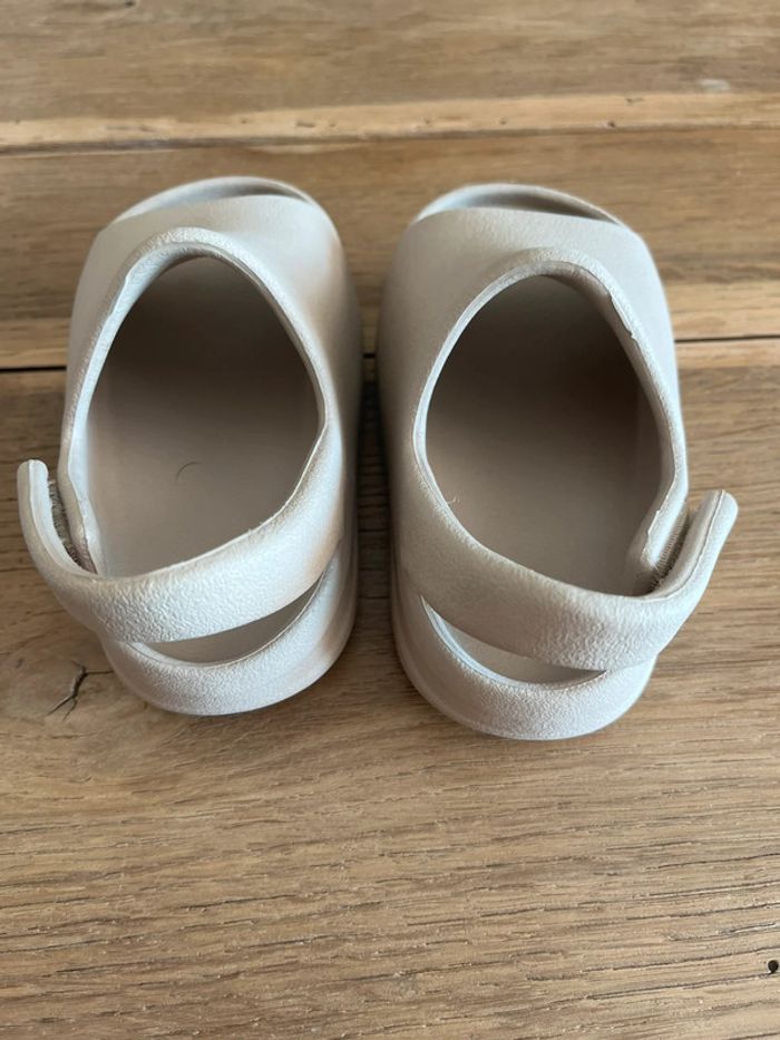 Sandales Yeezy Slide Bone - photo numéro 3