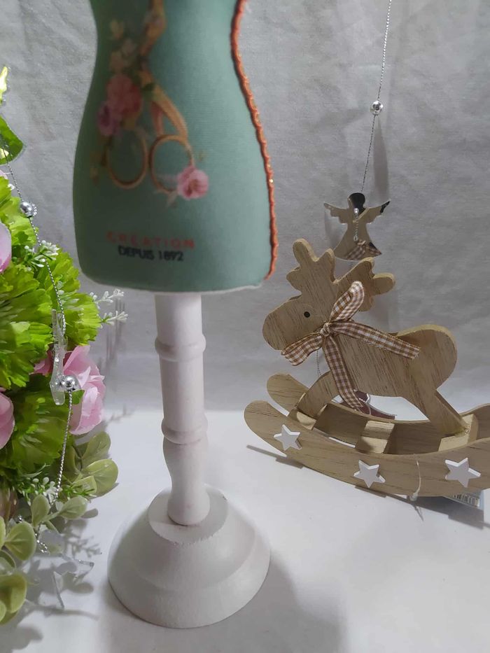 Présentoir buste de couture à bijoux en bois - photo numéro 7