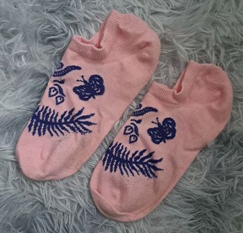 Socquette rose motif serpent, papillon bleu