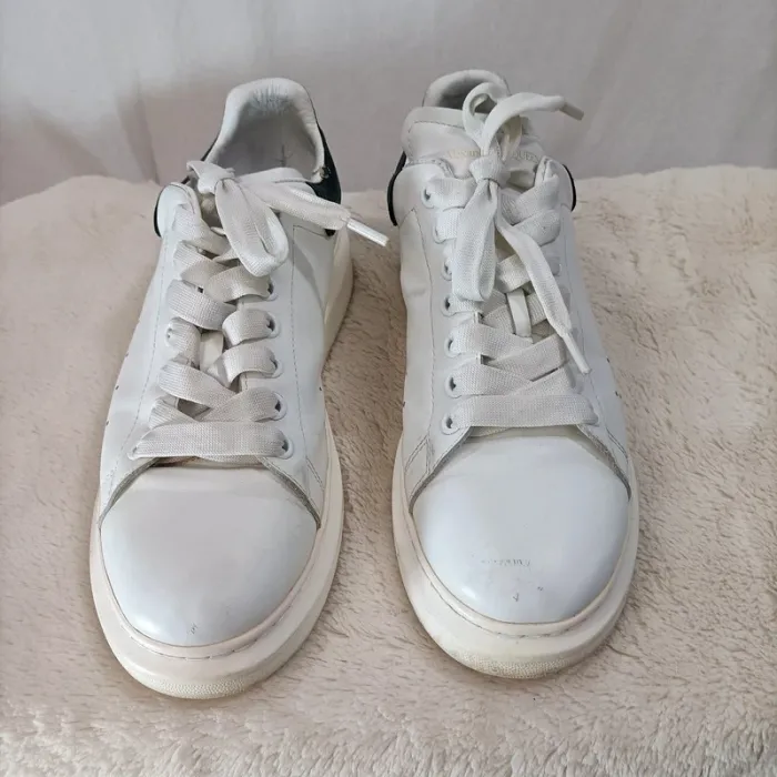 Baskets Alexander McQueen blanches et noir marine cuir pointure 41 tendance - photo numéro 2