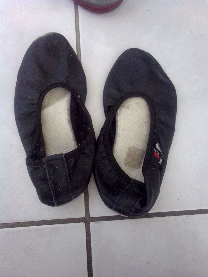 Lot de trois paires de chaussures t33 (chaussures de sport,chaussons de gym et chaussons Bellamy) - photo numéro 4