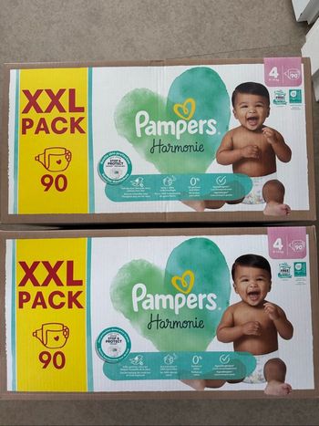 Lot de deux cartons de couches, taille quatre, Pampers harmonie