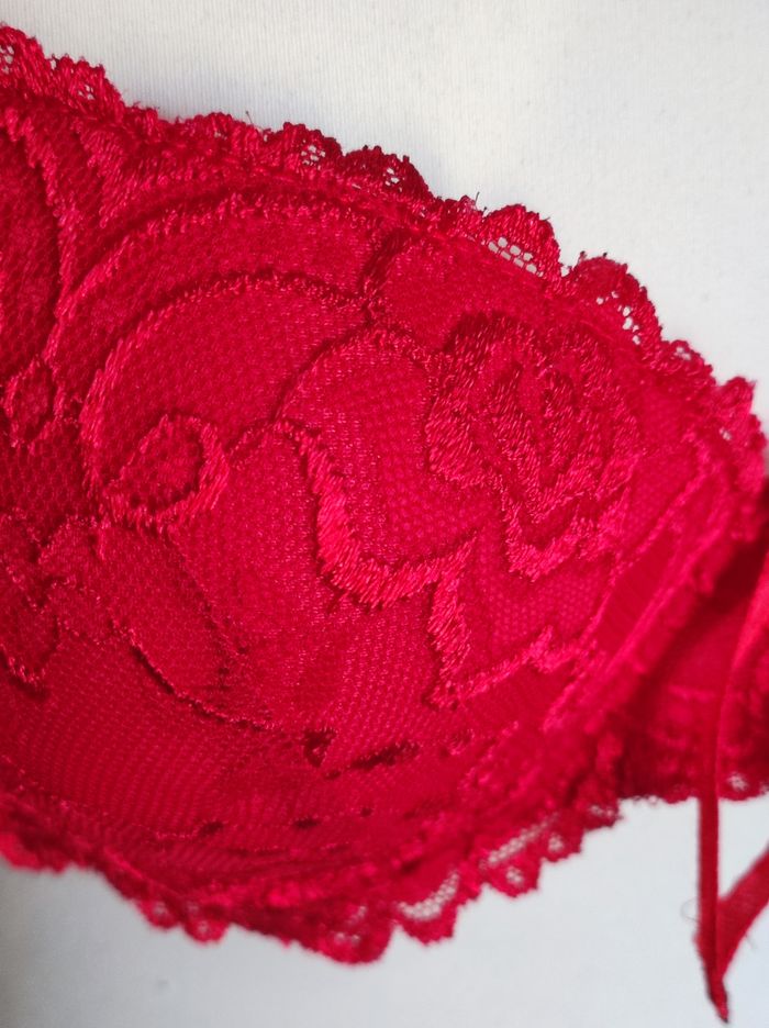 Soutien Gorge Rouge 85C (sans les bretelles). - photo numéro 5