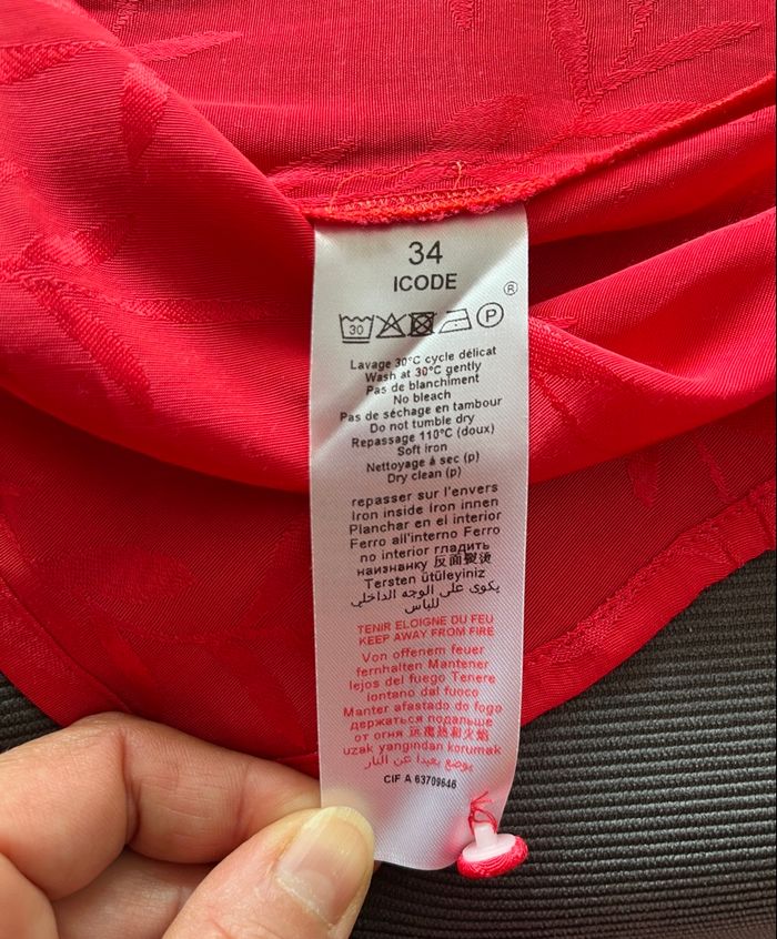 Combinaison rouge ouverte en bas du dos I. Code 34 - photo numéro 7