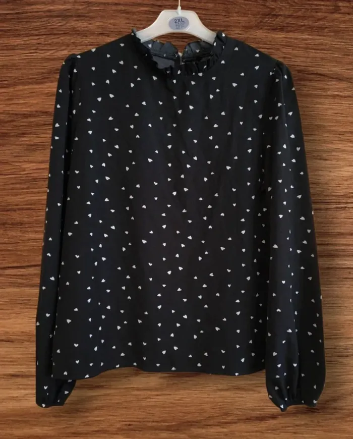 🖤 Blouse noire à petits cœurs – Taille M 🖤