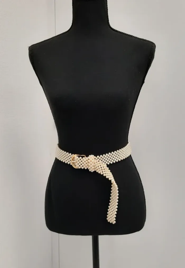 Très belle ceinture Matex en perles blanches nacrées et boucle dorée