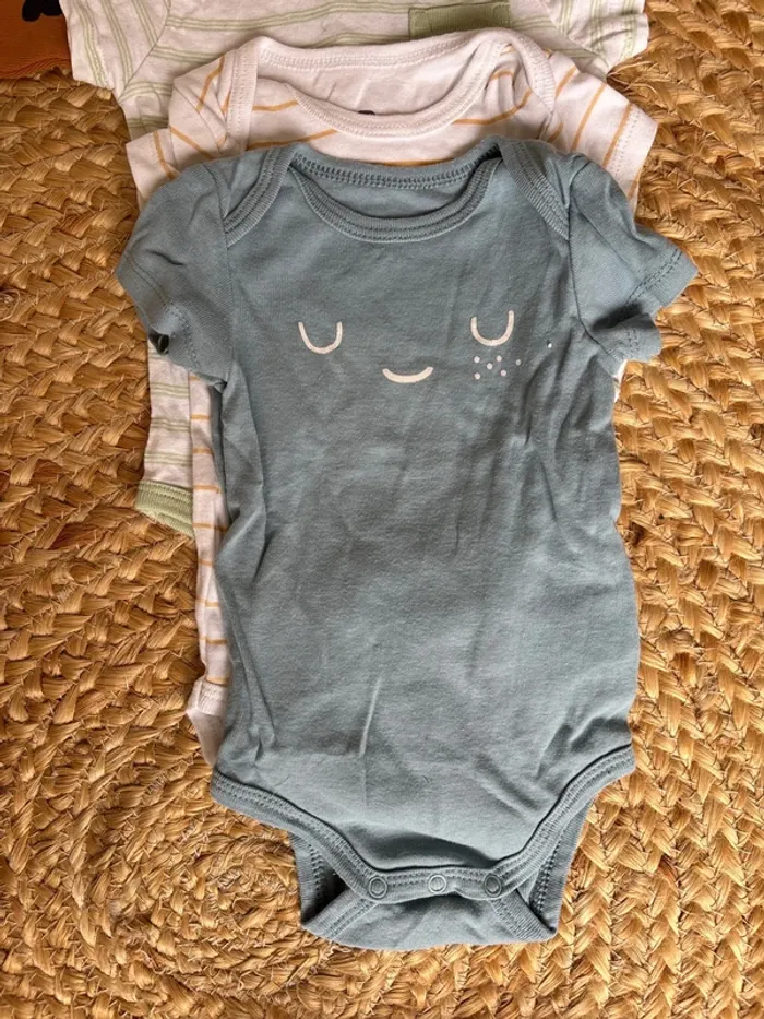 Lot de bodies et pyjamas - 3 mois - excellent état - photo numéro 12