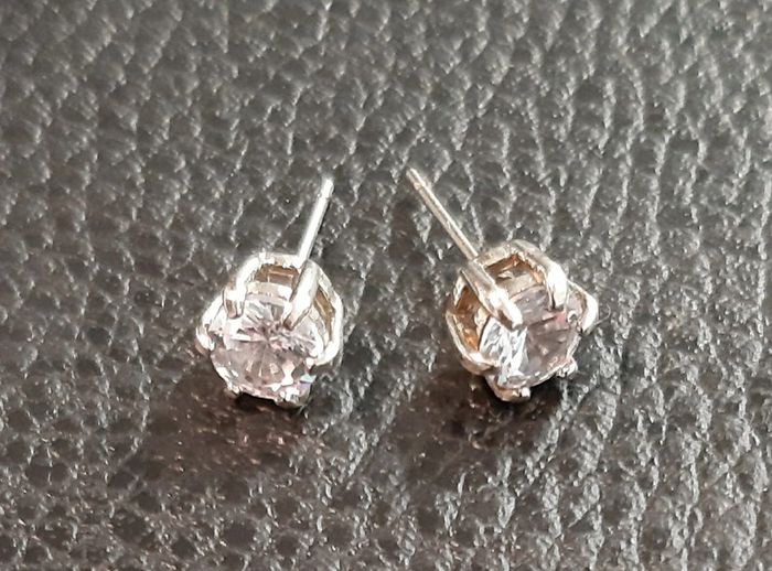 Très jolies puces d'oreilles neuves en acier inoxydable et oxydes de zirconium