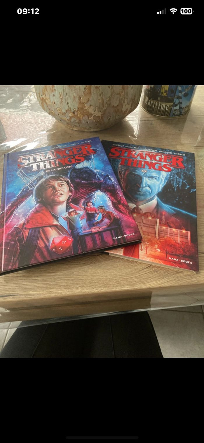 Lot de deux bandes dessinés stranger things