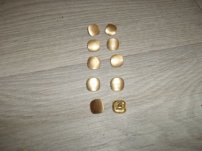 Lot de 10 boutons dorés, carrés, striés NEUF