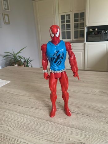 Figurine Spiderman Marvel rouge et bleue de 30 cm
