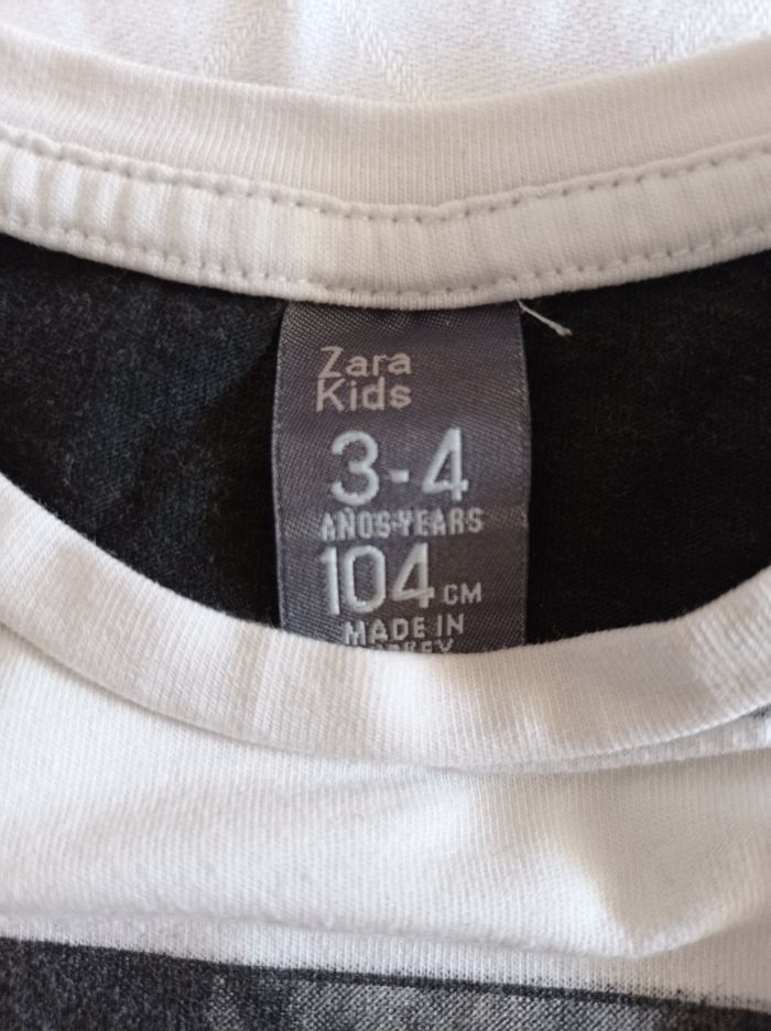 Polo avec manches longues couleur blanc à rayures grises marque Zara kids taille 3 ou 4 ans 104 cm avec inscription devant motif voir photos - photo numéro 4