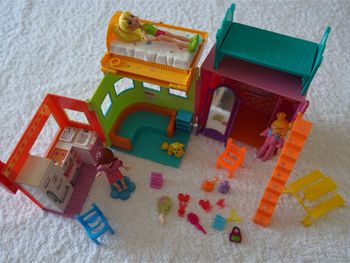 Lot n°2 Polly Pocket : 1 Maison + 3 poupées + accessoires