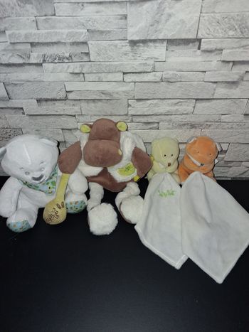 Lot de quatre peluches