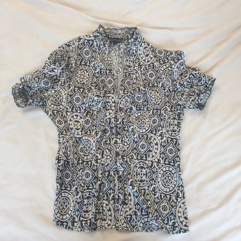 1 chemisette femme manche courte noir et blanche à motif géométrique, marque Astuces taille 1