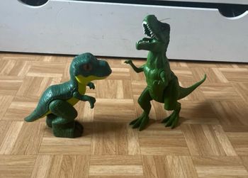 Lot 2 dinos
