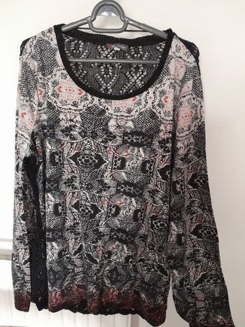 Tee shirt gris noir rouge
