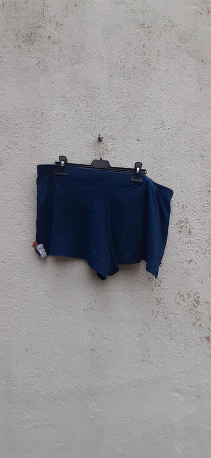 Short marine Taille 46/48 - photo numéro 4