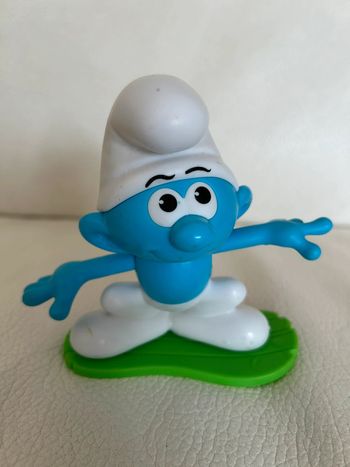 firgurine schtroumpf surfer qui a les bras qui bougent