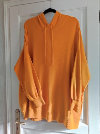 Pull à capuche jaune safran