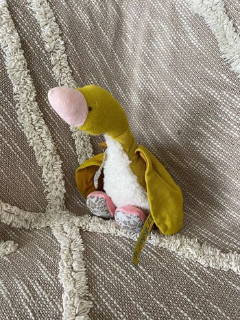 Peluche doudou 22cm moulin roty le voyage d’olga canard oie cygne jaune rose et blanc très bon état