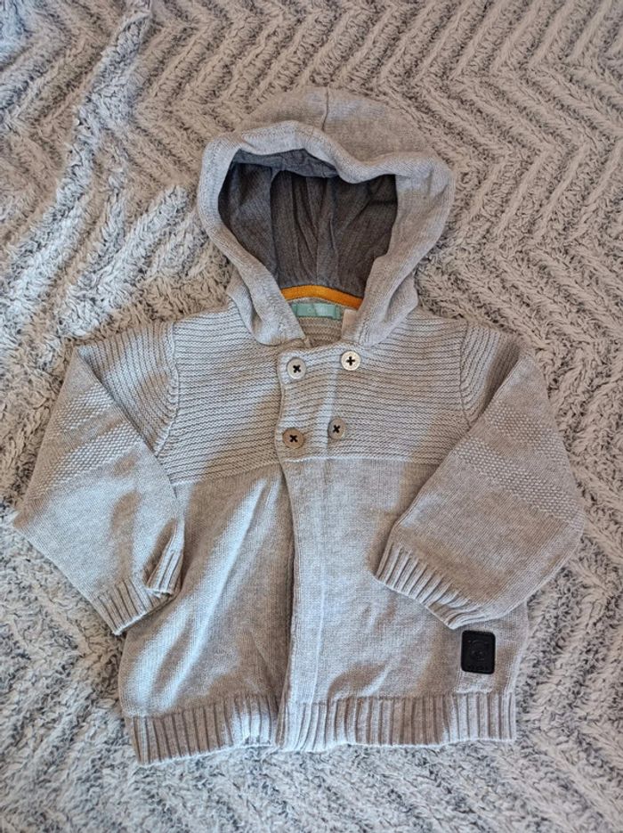 Gilet gris à capuche
