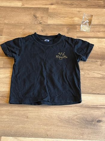 Je vend un tee shirt mixte 3-4 ans très bon état 