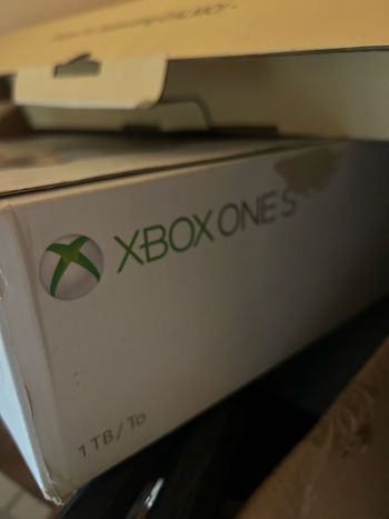 Xbox one S 1T + 2 manettes + 3 jeux 