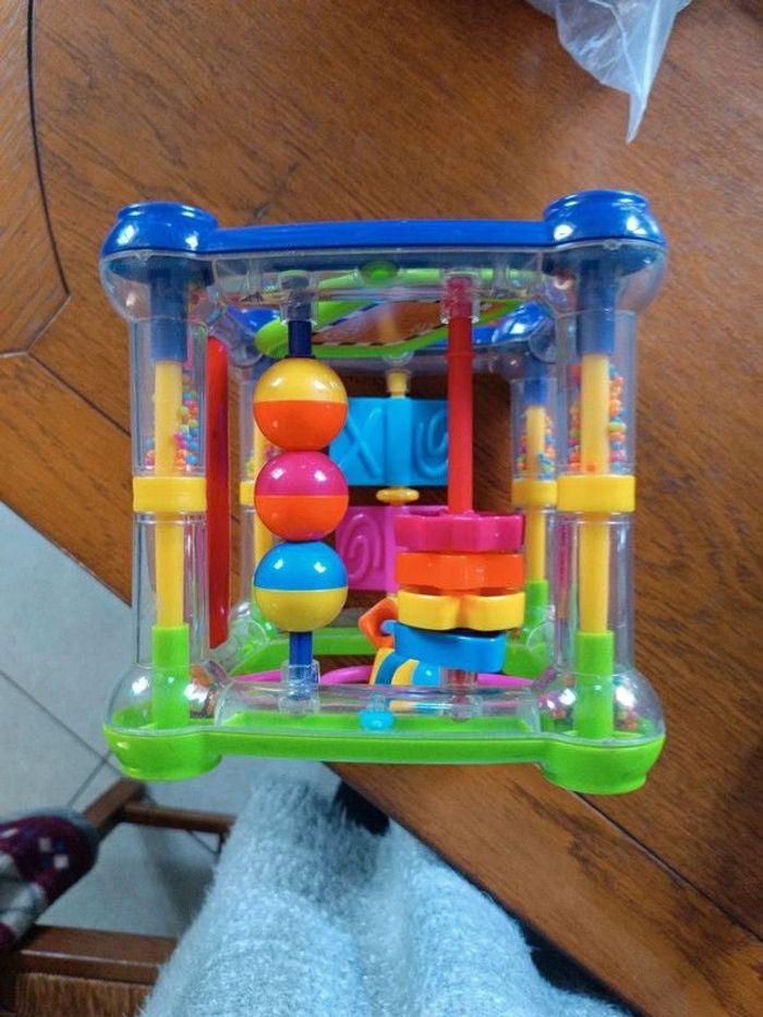 Cube d'éveil multicolore