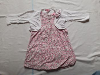 Ensemble robe blanche fleuri gris et rose  avec boléro blanc